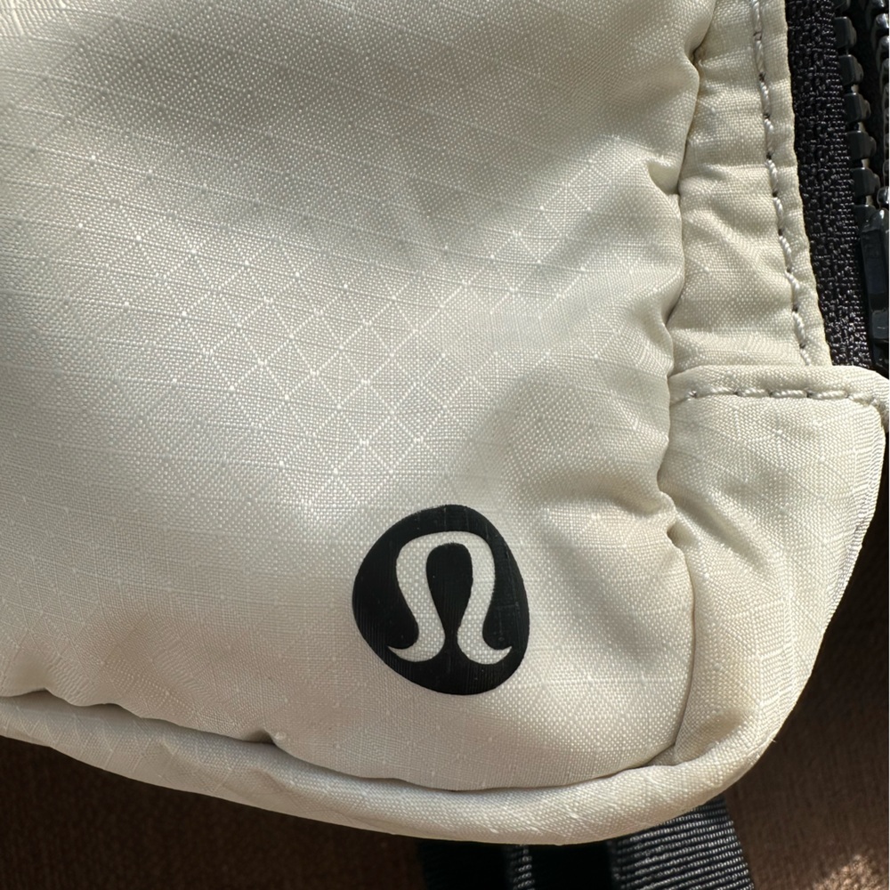 OG Lululemon Everywhere Belt Bag *1L in White Opal/Black - Picture 8 of 9